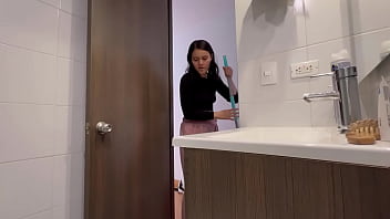 La empleada de mi esposo me toca en el baño y en la noche me pega su culo de lesbiana rica cuando mi marido no esta