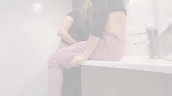 La Empleada De Mi Esposo Me Toca En El Baño Y En La Noche Me Pega Su Culo De Lesbiana Rica Cuando Mi Marido No Esta thumbnail