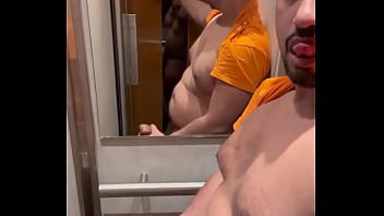 Il est temps de te rendre utile salope tu ne vaux rien tant que tu n’as pas vidé les couilles de ton amant brésilie