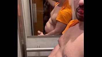 Il est temps de te rendre utile salope tu ne vaux rien tant que tu n’as pas vidé les couilles de ton amant brésilie