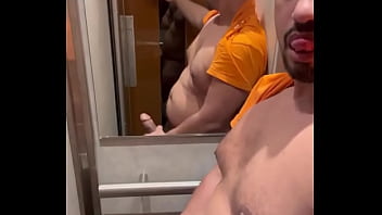 Il est temps de te rendre utile salope tu ne vaux rien tant que tu n’as pas vidé les couilles de ton amant brésilie