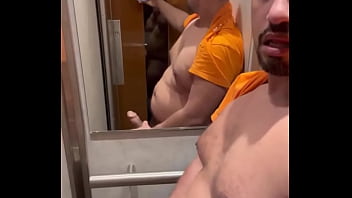 Il est temps de te rendre utile salope tu ne vaux rien tant que tu n’as pas vidé les couilles de ton amant brésilie