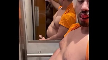 Il est temps de te rendre utile salope tu ne vaux rien tant que tu n’as pas vidé les couilles de ton amant brésilie