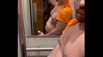 Il est temps de te rendre utile salope tu ne vaux rien tant que tu n’as pas vidé les couilles de ton amant brésilie