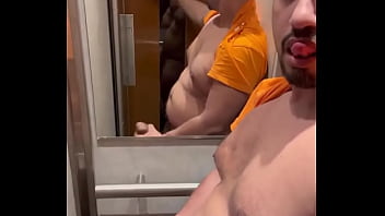 Il est temps de te rendre utile salope tu ne vaux rien tant que tu n’as pas vidé les couilles de ton amant brésilie