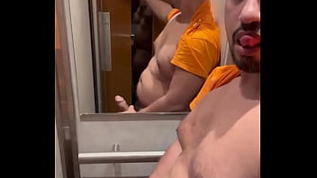 Il est temps de te rendre utile salope tu ne vaux rien tant que tu n’as pas vidé les couilles de ton amant brésilie