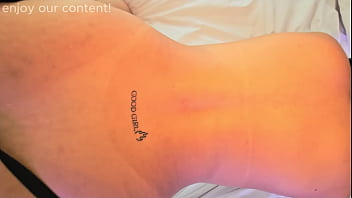 Gostosa com rabao e tatuagem de good girl fudendo com outro enquanto o marido trabalha