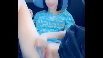 Le gusta mirarse mientras goza