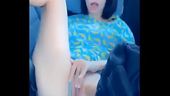 Le gusta mirarse mientras goza