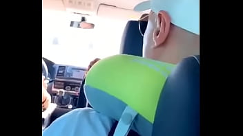 Le gusta mirarse mientras goza