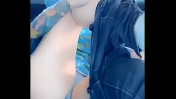 Le gusta mirarse mientras goza