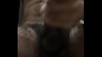 Adoro mexer no meu mamilo enquanto umazinha e vocês pra galera que curte matagal de macho preto