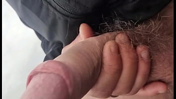 Amatoriale in pubblico sborrata in pubblico mostra il suo grosso cazzo in pubblico e sborra lasciandosi guardare