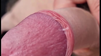 Amatoriale in pubblico sborrata in pubblico mostra il suo grosso cazzo in pubblico e sborra lasciandosi guardare