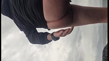 Amatoriale in pubblico sborrata in pubblico mostra il suo grosso cazzo in pubblico e sborra lasciandosi guardare