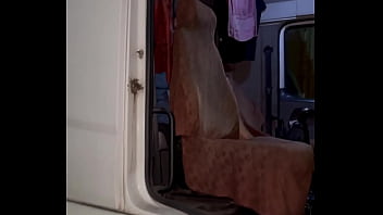 Bucetinha cuzinho e leite na boleia do caminhão no estacionamento do ceasa