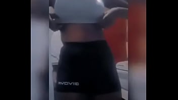 Su pareja mientras está sala se toca