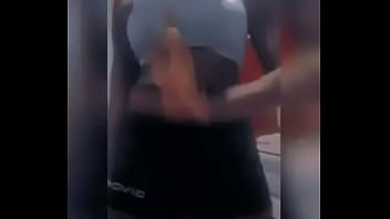 Su pareja mientras está sala se toca