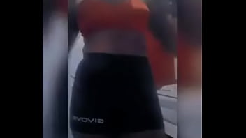 Su pareja mientras está sala se toca