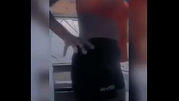 Su pareja mientras está sala se toca