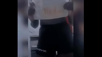 Su pareja mientras está sala se toca