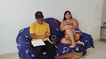 Mi tutor llega a casa para hacer un trabajo de tesis que no sabía que terminaría en un delicioso y duro polvo