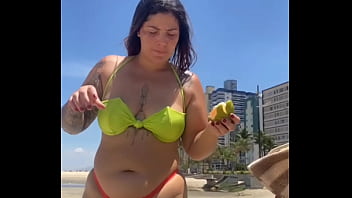 Casada chamando atenção na praia com biquíni socado