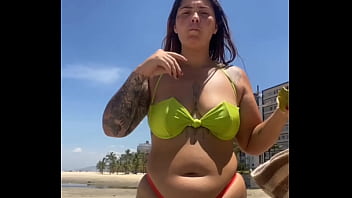 Casada chamando atenção na praia com biquíni socado