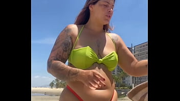 Casada chamando atenção na praia com biquíni socado