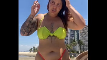 Casada chamando atenção na praia com biquíni socado