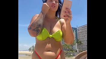 Casada chamando atenção na praia com biquíni socado