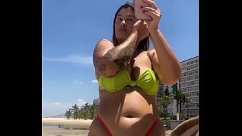 Casada chamando atenção na praia com biquíni socado