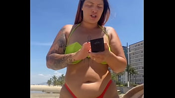 Casada chamando atenção na praia com biquíni socado