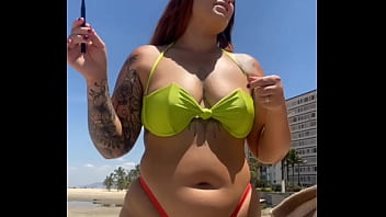 Casada chamando atenção na praia com biquíni socado