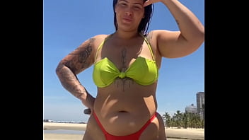 Casada chamando atenção na praia com biquíni socado