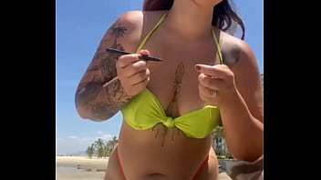 Casada chamando atenção na praia com biquíni socado