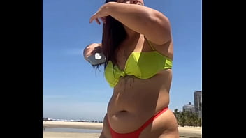 Casada chamando atenção na praia com biquíni socado