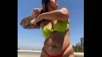 Casada chamando atenção na praia com biquíni socado