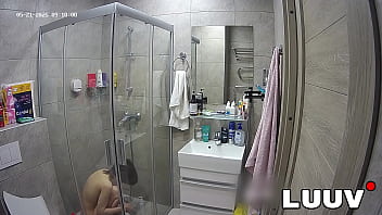 Luuv sexy kareflore films her homemade shower routine for her real show
