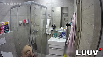 Luuv sexy kareflore films her homemade shower routine for her real show