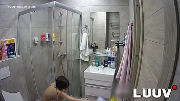 Luuv sexy kareflore films her homemade shower routine for her real show