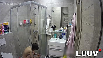 Luuv sexy kareflore films her homemade shower routine for her real show