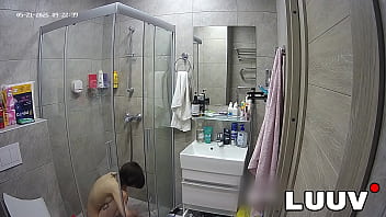 Luuv sexy kareflore films her homemade shower routine for her real show