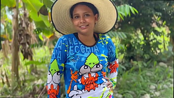 Campesina inocente es follada a cambio de unas gallinas