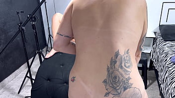 Menina completa a maior idade com apenas 18 anos e vai até um studio de tatuagem e coloca um cadeado na buceta e faz uma tatuagem na buceta também