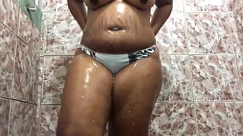 Tomando banho para relaxar