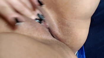 Novinha safada com a buceta molhadinha parte 1