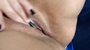 Novinha safada com a buceta molhadinha parte 1