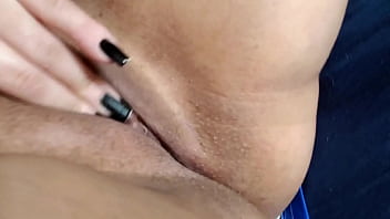 Novinha safada com a buceta molhadinha parte 1