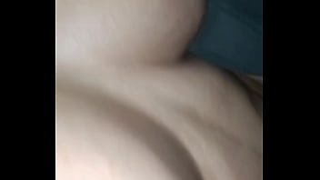 El vecino me solprende en el baño y lo invito a conpañarme